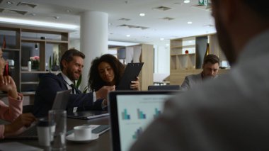 İş ekibi birlikte çalışıyor. Çok ırklı tutuklular grubu konferansı tartıştı.