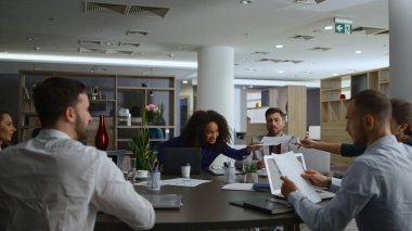 Çeşitli iş adamları konferansta kurumsal proje paylaşım fikirlerini tartıştılar.