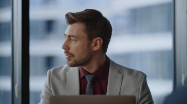 Şirketteki bilgisayar görünümlü bilgisayar ekranı kullanarak çalışan odaklanmış adam CEO 'su