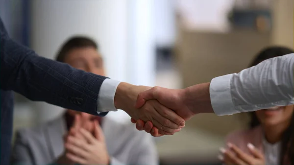 Empresários apertando as mãos fazendo negócio corporativo no escritório de conferências moderno. — Fotografia de Stock