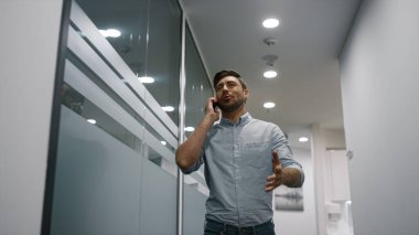 Ofis işyerinde cep telefonuyla konuşma projeniz kutlu olsun.