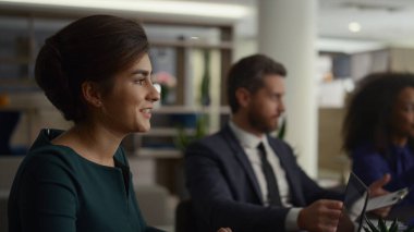 Modern ofis işyerindeki çok ırklı iş arkadaşları fikir alışverişinde bulundu.