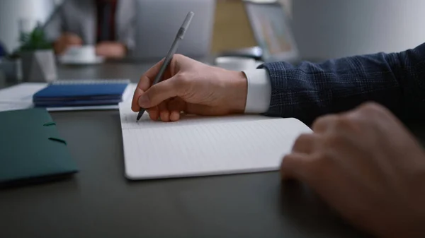 Entrepreneur écrit à la main un document papier au bureau. Concept de réunion d'affaires. — Photo