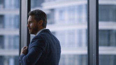 Neşeli yönetici başarıyı kutluyor Pencere ofisindeki iş anlaşmasının tadını çıkarıyor.