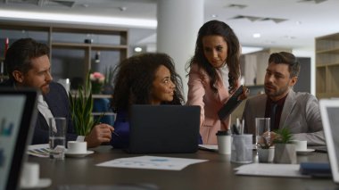 Buluşmada bilgisayar analiz verileri kullanarak birlikte çalışan çok ırklı tutuklular