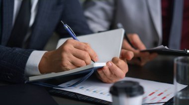 Avukatlar, iş toplantılarında evrak doldurmak için notlar yazıyorlar..