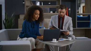 Laptop 'ta çalışan çeşitli iş arkadaşları ev ofisinde görüntülü konuşma çağrısı yapıyor..