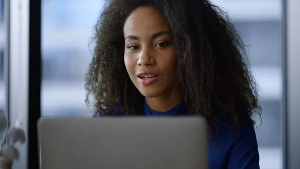 Átgondolt afro-amerikai nő vezérigazgató videó hívás laptop beszél a munkahelyen. — Stock Fotó