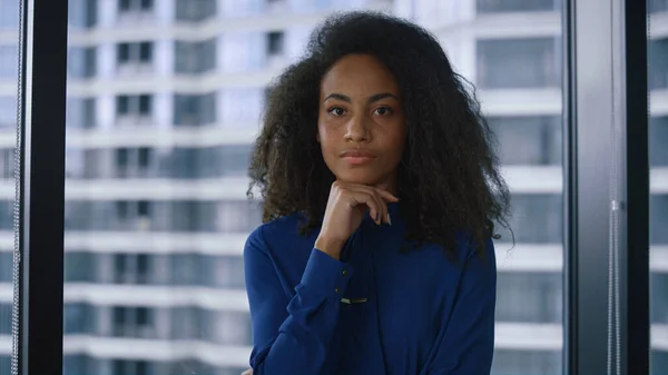 Düşünceli Afro-Amerikan yönetici kadın şirket ofisinde kameraya bakıyor.. — Stok fotoğraf
