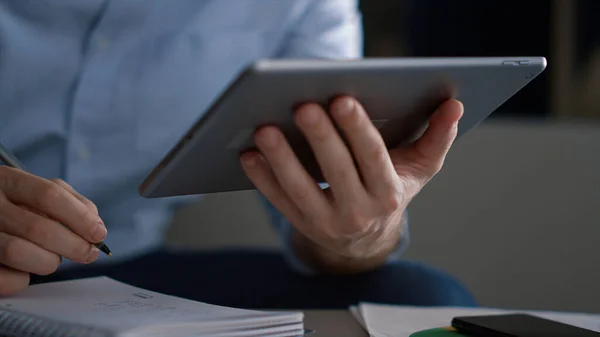 Empreendedor homem usando tablet escrita notebook pesquisa de informações no local de trabalho — Fotografia de Stock