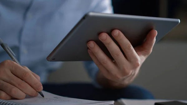 Homem de negócios pesquisando tablet analisar dados corporativos escrevendo notas no escritório. — Fotografia de Stock