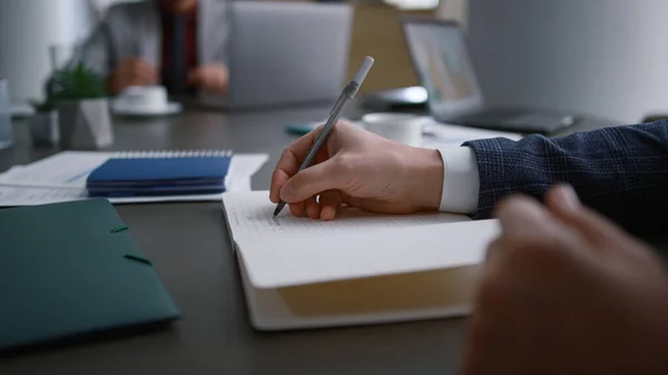 Businessman mains écriture papier remplissage demande de document sur réunion de bureau. — Photo