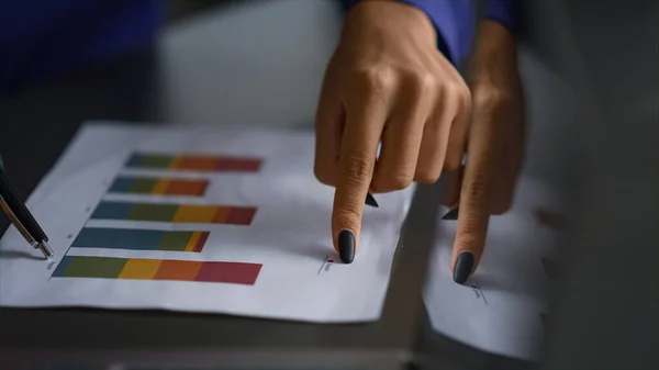 As mãos da mulher executiva analisam diagrama mostram informações do gráfico financeiro no escritório. — Fotografia de Stock