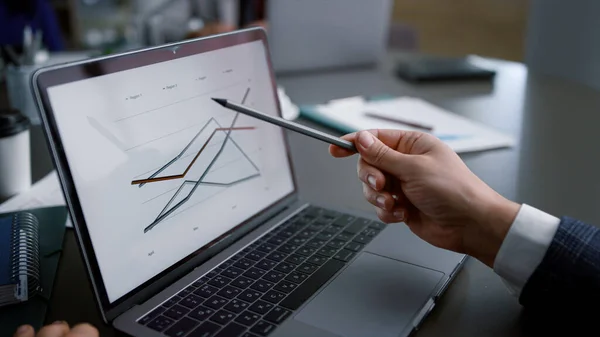 Fechar as mãos consultor financeiro analisando gráfico de dados de negócios no laptop. — Fotografia de Stock