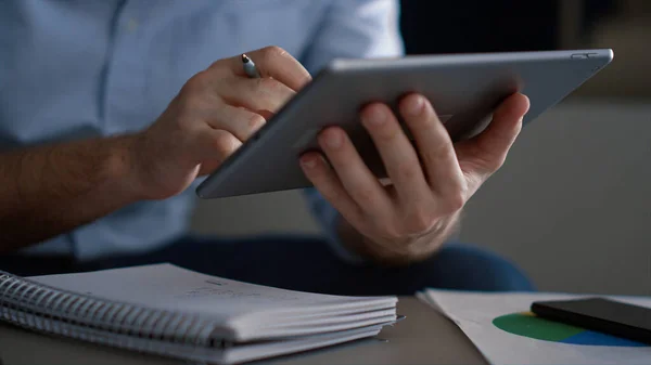 Mãos executivas usando dados de rede de navegação de dispositivo digital tablet no escritório. — Fotografia de Stock