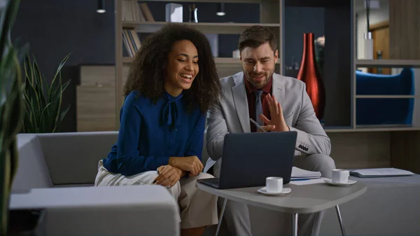 Πολυφυλετικές επιχειρηματίες ζευγάρι συνομιλία βίντεο χρησιμοποιώντας φορητό υπολογιστή σε απομακρυσμένο γραφείο στο σπίτι. — Φωτογραφία Αρχείου