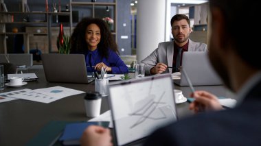 Laptop araştırma finansmanını kullanarak çeşitli iş grupları toplantısı brifingi.