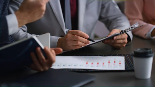 Colegas corporativas preenchem formulários no banco. Empresários analisam papel no escritório — Fotografia de Stock