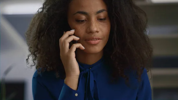 Tablette çalışan Afrikalı Amerikalı CEO kadın. Girişimci ofiste telefonla konuşuyor.. — Stok fotoğraf