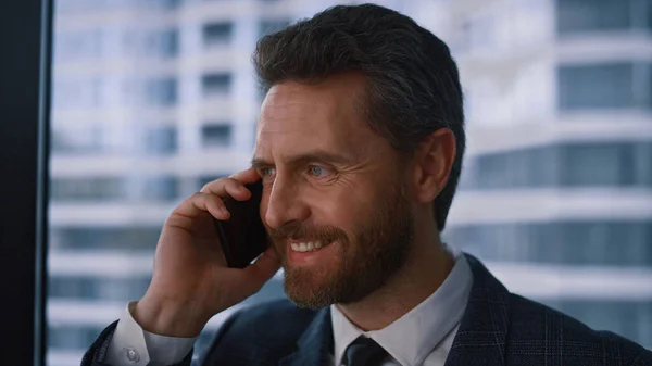 Счастливый босс звонит по телефону говорит менеджер коллега по маркетингу офис-центр. — стоковое фото