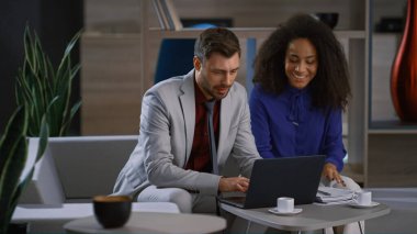 Çeşitli meslektaşlar uzak bir iş yerinde çevrimiçi görüntülü sohbet yapıyorlar..