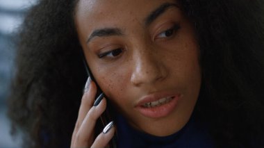 Ofiste konuşan mutlu CEO kadın cep telefonu dijital cihazıyla konuşuyor..