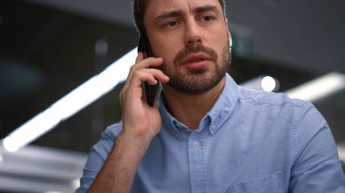 Odaklanmış yönetici konuşma cihazı şirket ofisinde ciddi iş görüşmeleri yapıyor.