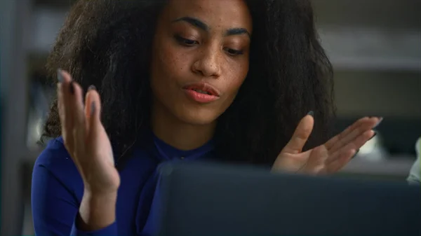 Gyönyörű afro-amerikai vezérigazgató nő hívja videó számítógép laptop kávézóban. — Stock Fotó