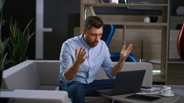 İdari profesyonel arama konferansı görüntülü sohbet ofisteki dizüstü bilgisayarda.