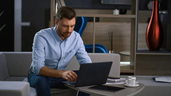 Finanzmanager mit Computer im Büro. Geschäftsmann beendet seine Arbeit im Haus. — Stockfoto