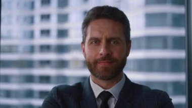 Şirket yöneticisi gülümseyen kamera görünümlü ofis şirketinde poz veriyor.