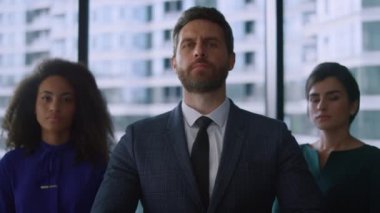 Karışık yarış ekibi cam ofise güvenen kamera görüntüsü veriyor.. 