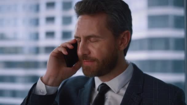 Feliz jefe llamando a su colega gerente de conversación telefónica en el centro de oficinas de marketing. — Vídeos de Stock