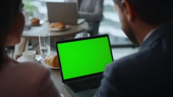 Biznes para wideo czat na laptopie chroma key ekran w kawiarni coworking. — Wideo stockowe