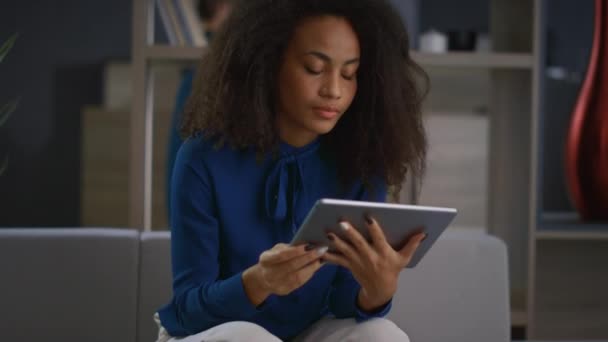 아프리카 계 미국인 사업가 사무실에서 태블릿 컴퓨터로 업무를 마무리하는 날. — 비디오