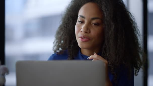 Fókuszált afro-amerikai üzletasszony keres laptop internet otthoni irodában. — Stock videók