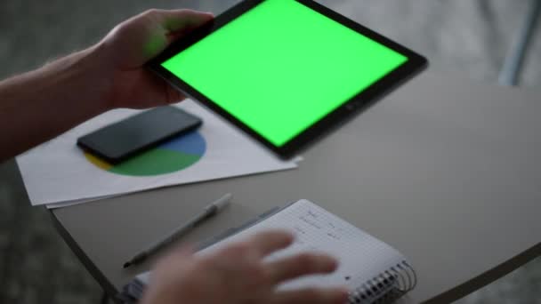 Homem mãos usando tablet dispositivo tela verde pesquisa finanças de negócios no escritório. — Vídeo de Stock
