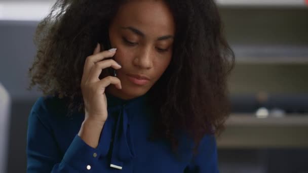 Mujer de negocios llamando al teléfono en el trabajo. Trabajador afroamericano usando tableta. — Vídeos de Stock