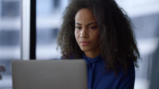 严重的行政非洲裔美国妇女在办公室里用电脑喝咖啡 — 图库视频影像