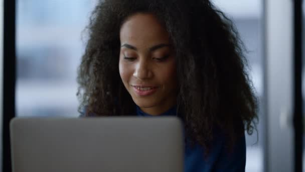 Afričanky americká obchodní žena pracující notebook surfování na internetu v domácí kanceláři. — Stock video