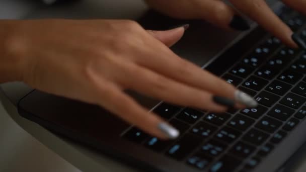 Mujer afroamericana mano tecleando teclado de computadora portátil en la oficina de negocios. — Vídeo de stock