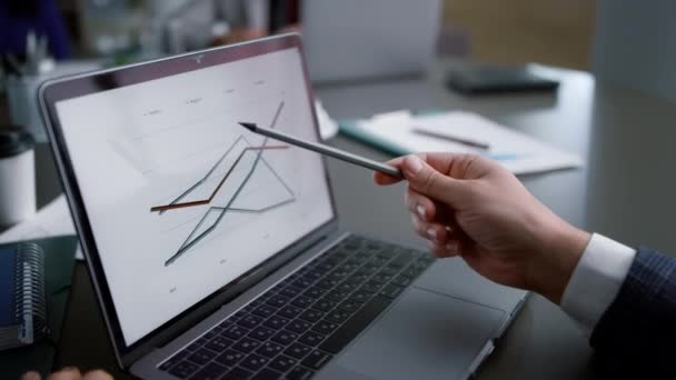 Närbild finansiella konsult händer analysera affärsdata diagram på laptop. — Stockvideo