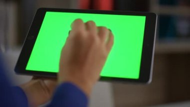 Afro-Amerikan kadın elleri ofiste tablet bilgi yeşil ekranı kullanıyor.