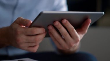 Erkek elleri tablet bilgisayar altlığı kullanıyor. İş adamı internette sörf yapıyor.