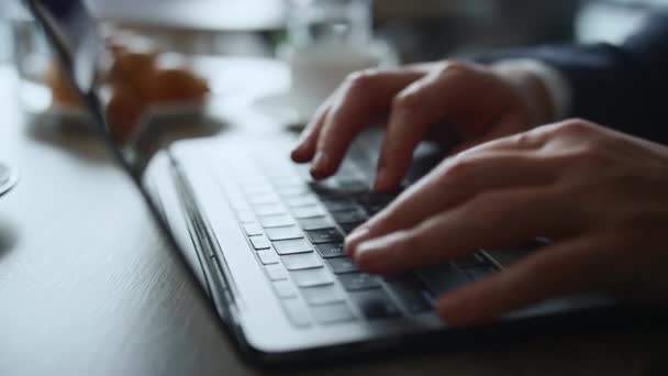 Geschäftsmann tippt Laptop mit Computertastatur in Café Coworking. — Stockvideo