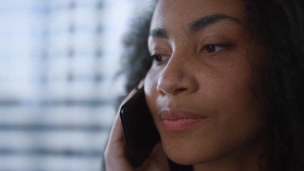 Focado Africano americano gerente mulher falando negócios no smartphone no escritório. — Vídeo de Stock