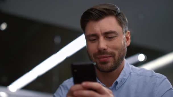 Sonriente hombre de negocios mensajes de texto teléfono chat en línea en el lugar de trabajo de la empresa corporativa — Vídeos de Stock