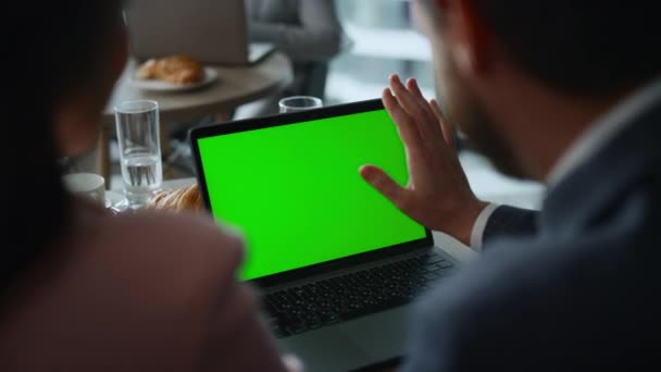 식당에서 녹색 화면 노트북으로 전화를 걸고 있는 사업가 부부의 비디오. — 비디오