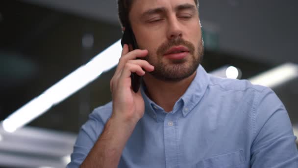 Gerente focado falando dispositivo de telefone discutir negócios sérios no escritório da empresa. — Vídeo de Stock
