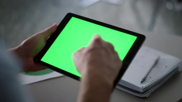 Empresário deslizando tablet pad tela verde analisando dados corporativos no escritório. — Vídeo de Stock